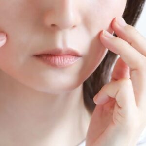 「固定バンド不要」で行う顔の脂肪吸引について